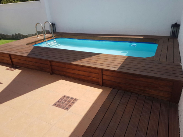 Piscina de madera natural